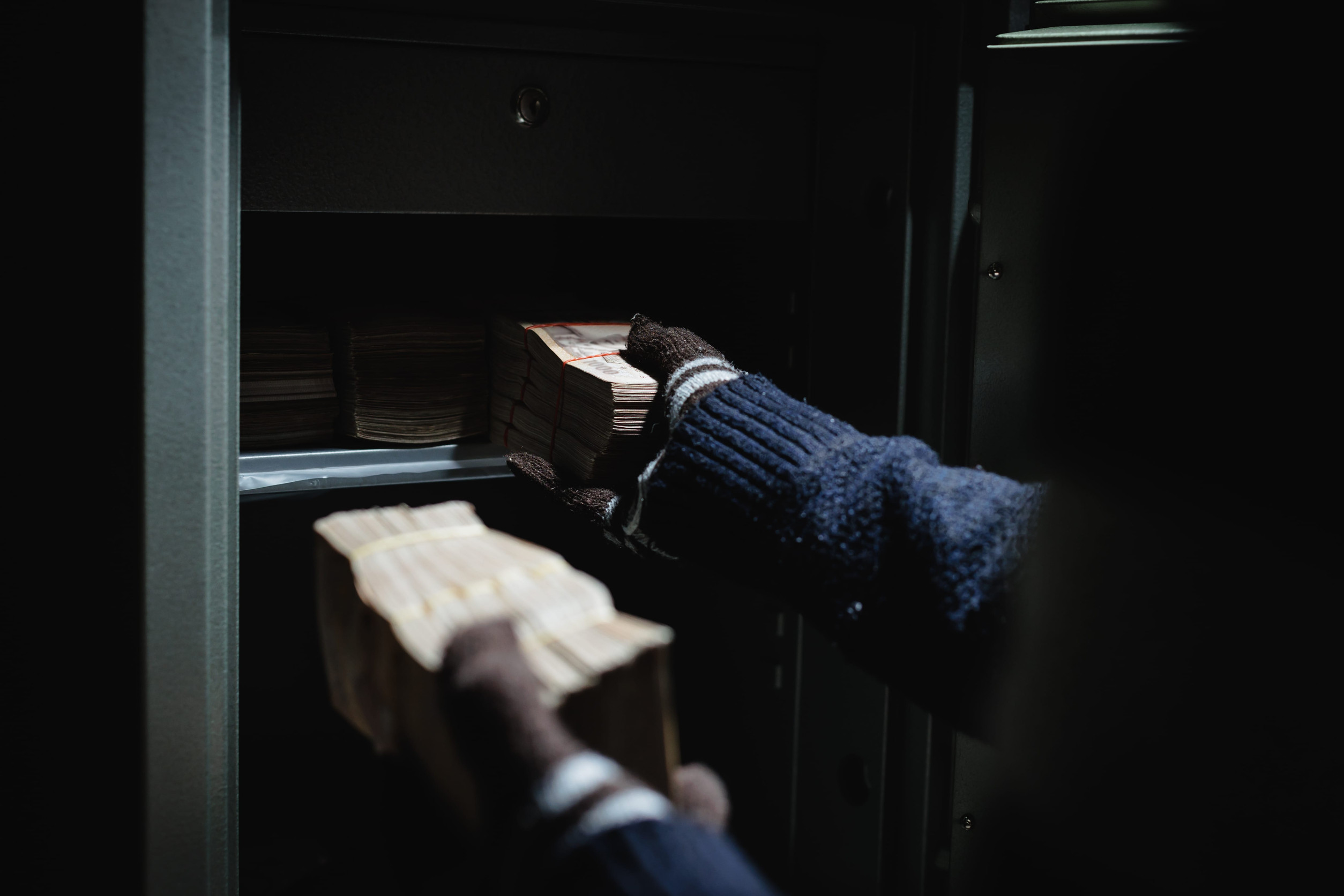 Steal wearing a glove thief and bring out money from safe box.